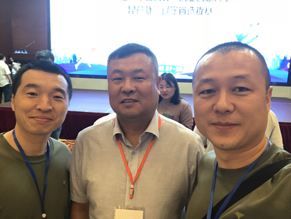 姜德明 省就业和人才服务局副局长与金普人才网站长卢庆刚和助理王崇尊合影留念